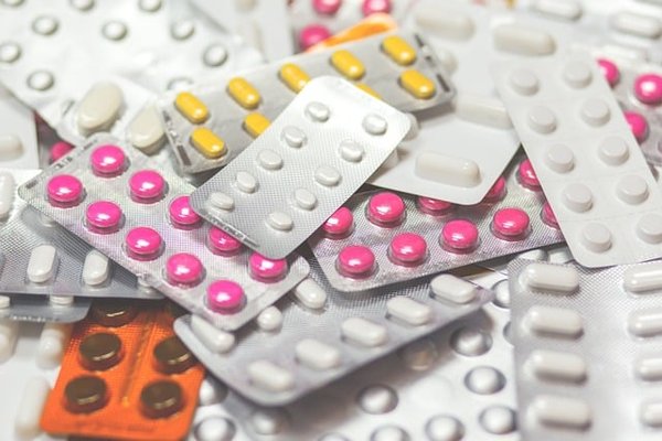 Quels sont les risques et les bénéfices des médicaments ?